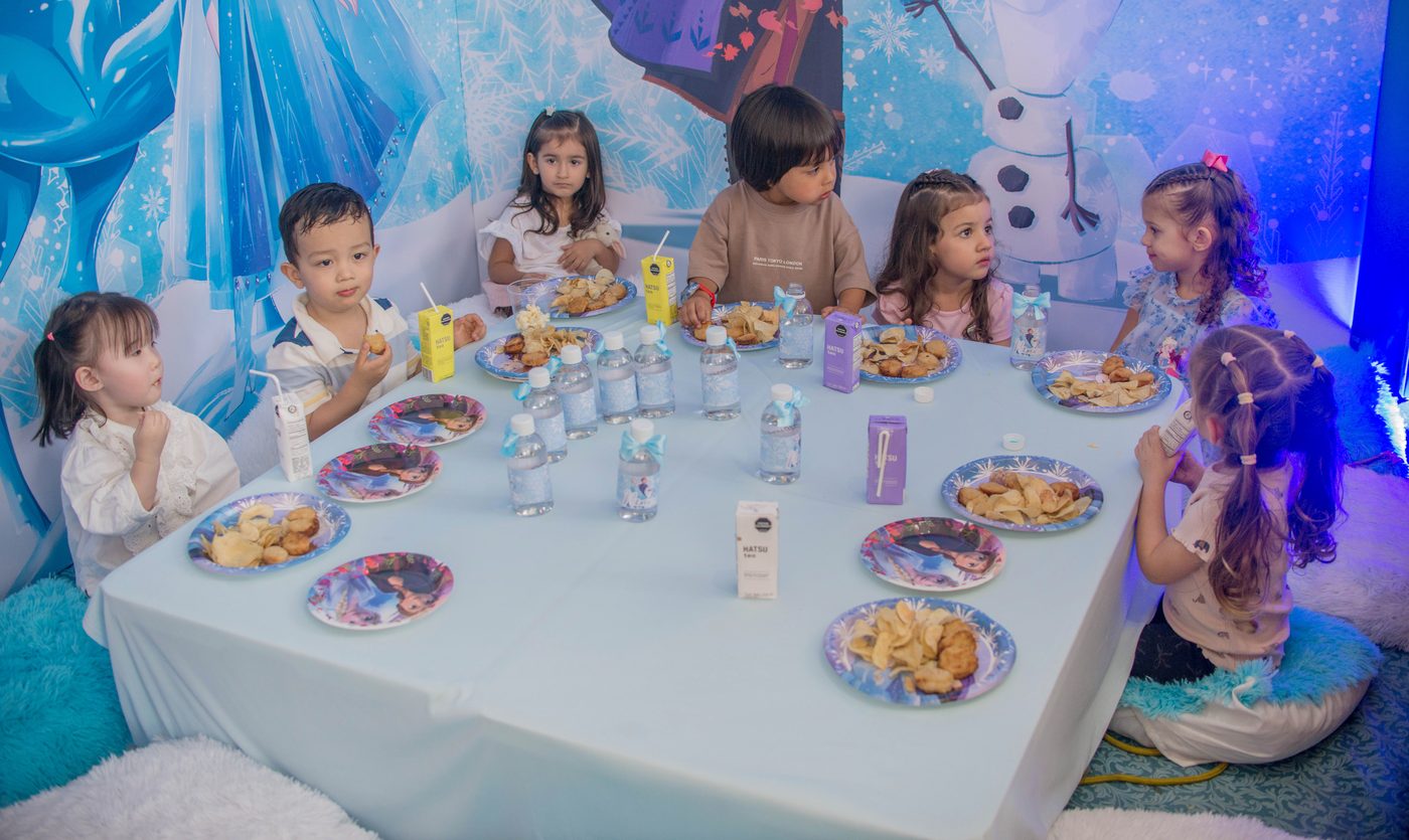 Montaje de cumpleaños con decoración temática en Peces al Agua
