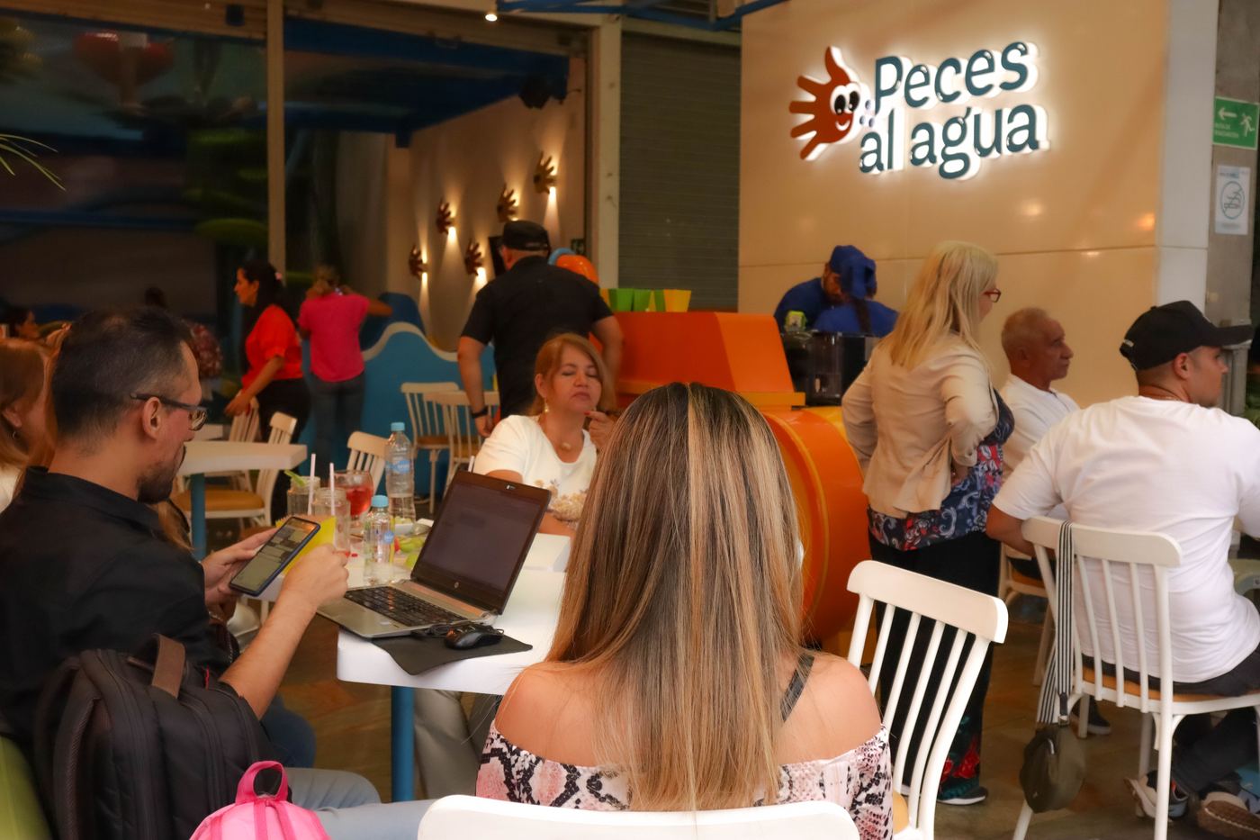 El salón, con las mesas ocupadas