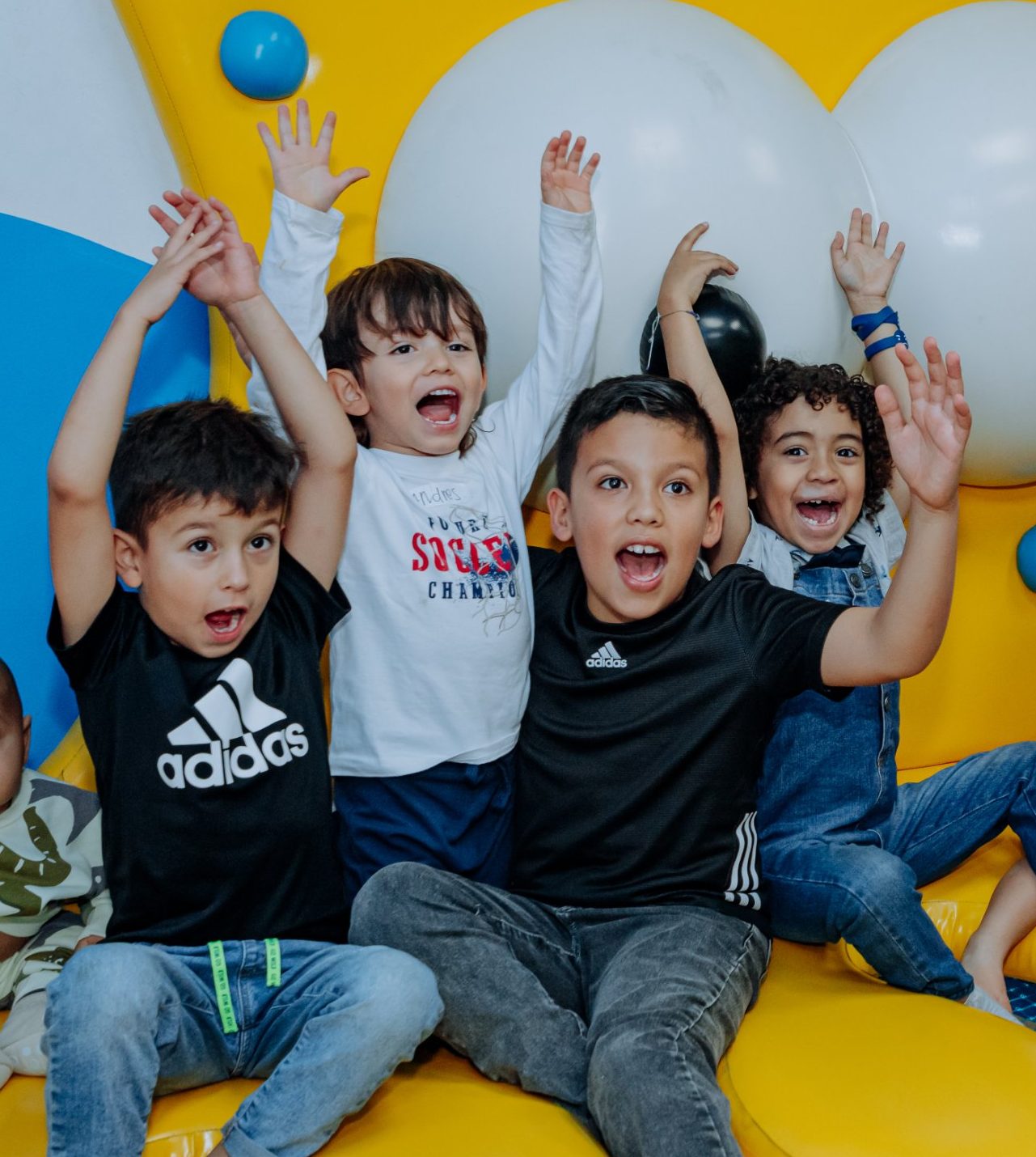 Niños celebrando con los brazos arriba en Peces al Agua